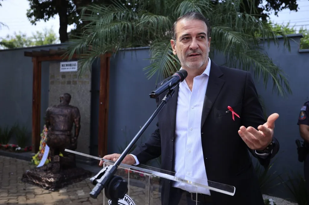 Prefeito discursa durante evento no pátio da sede da PM.