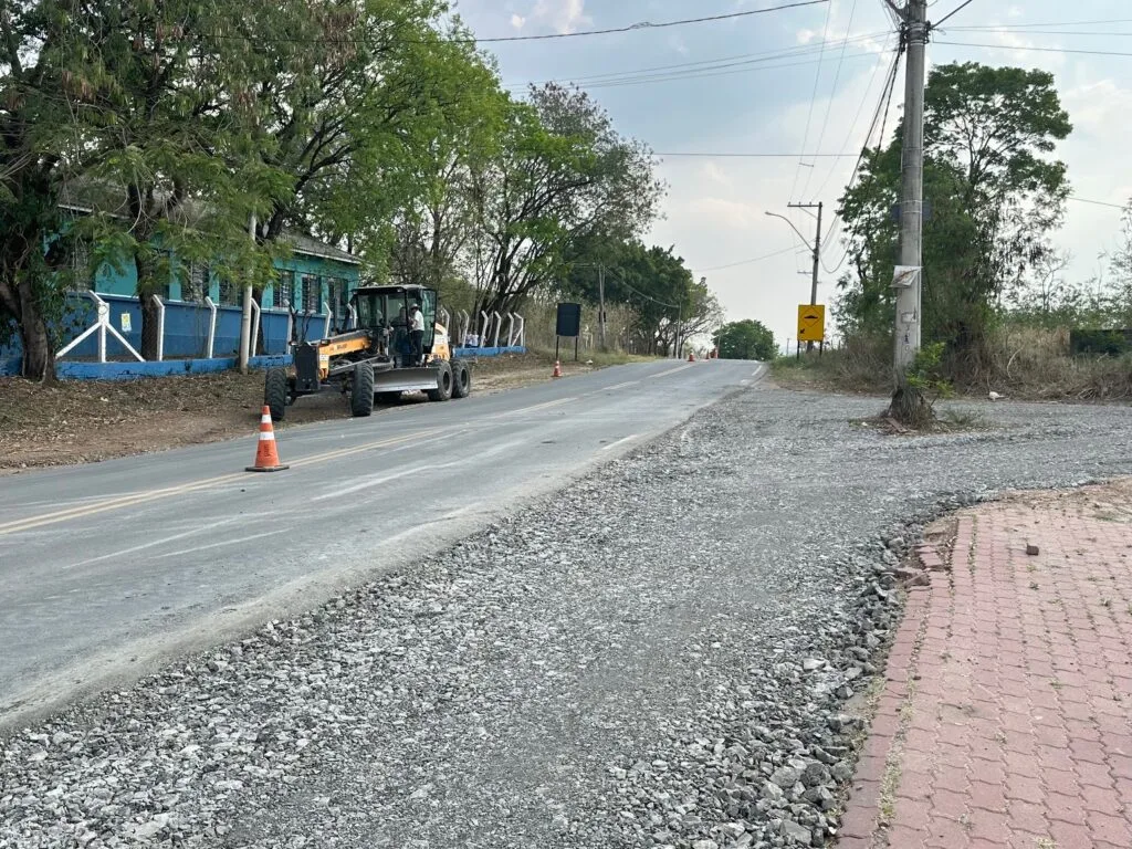 Motoniveladora da Sema ao lado da manutenção no acostamento da PIR 260, que liga Piracicaba à Anhumas
