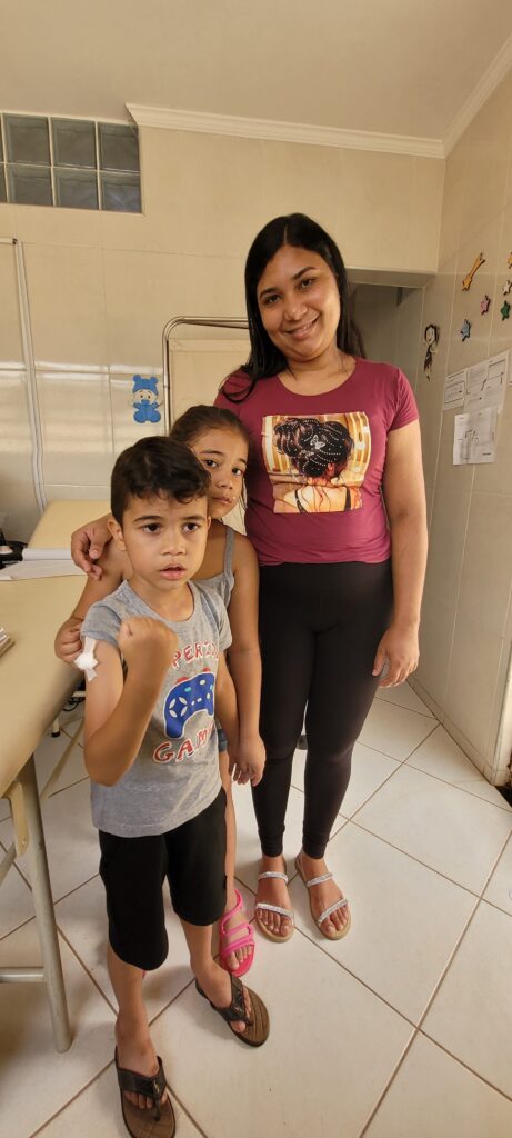 Thais, Raissa e o corajoso Diego após a vacinação