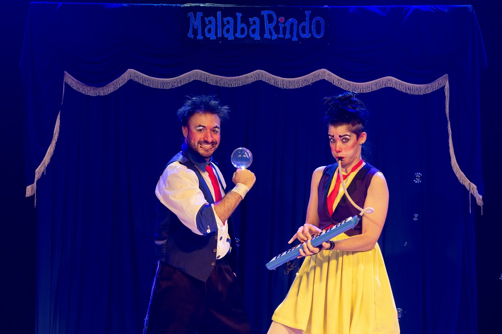 Tico e Polenta contam piadas e fazem acrobacias em Malabarindo