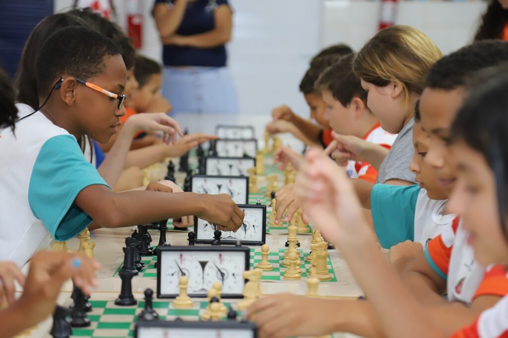 Qual é o papel do xadrez nos espaços públicos?