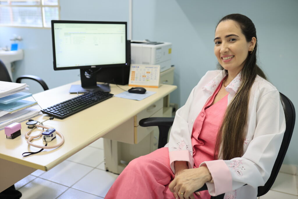 A médica cubana e naturalizada brasileira, Maylen Aviles, atende na USF Algodoal por meio do Projeto Mais Médicos para o Brasil