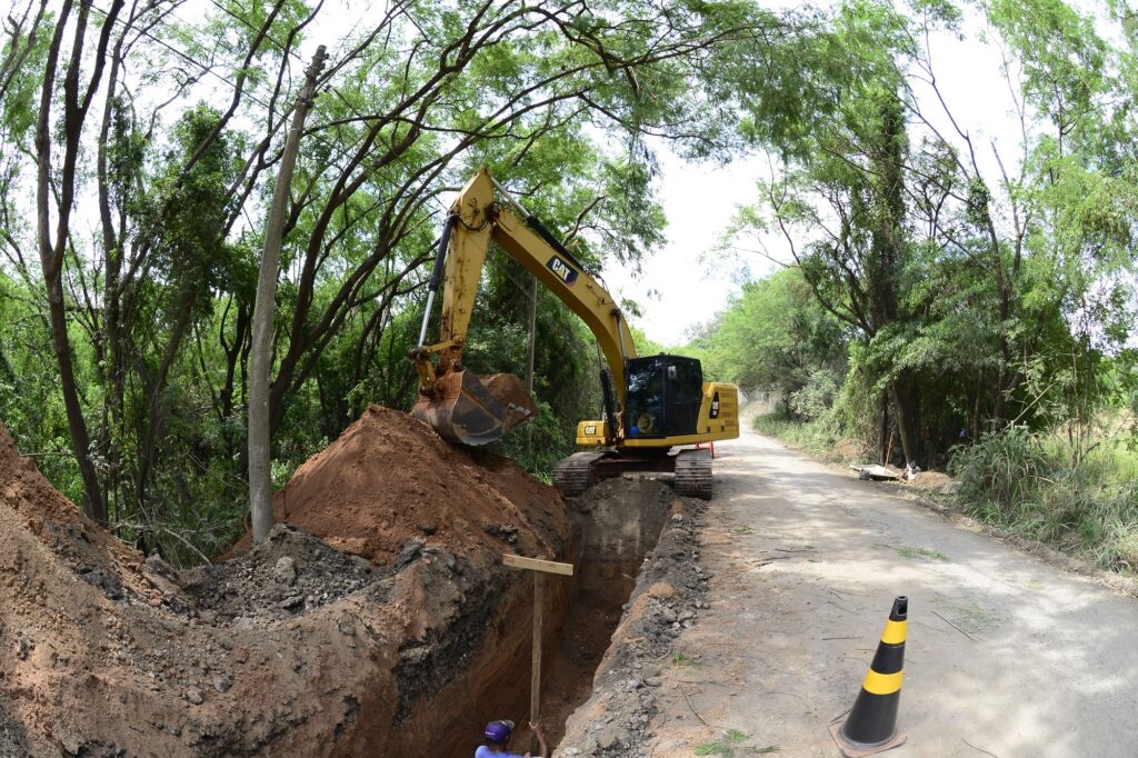 Máquina faz serviços de pavimentação na estrada de Santa Isabel.