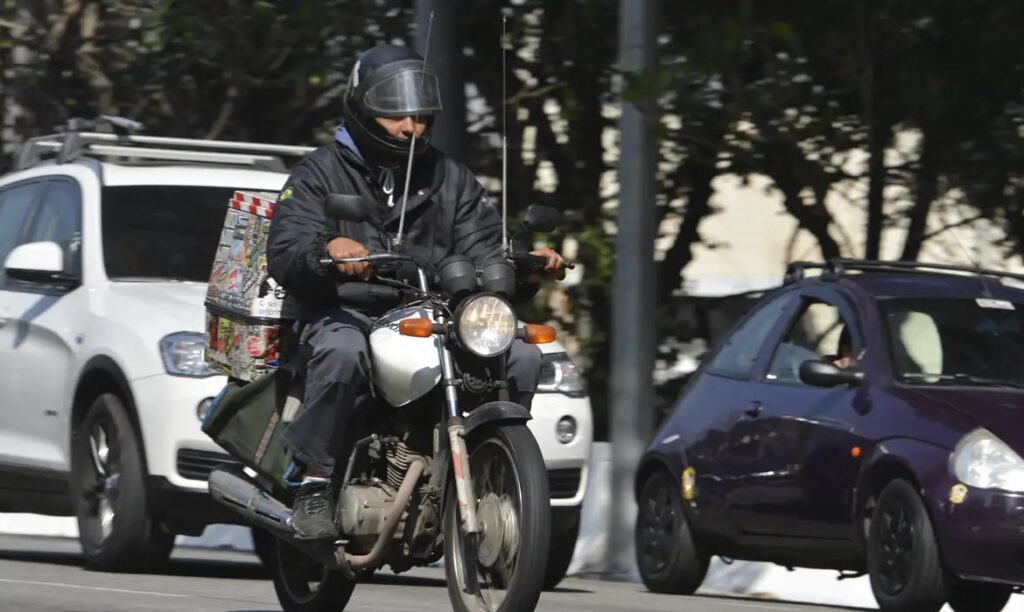 imagem de motociclista em trânsito, sendo que a moto tem duas antenas