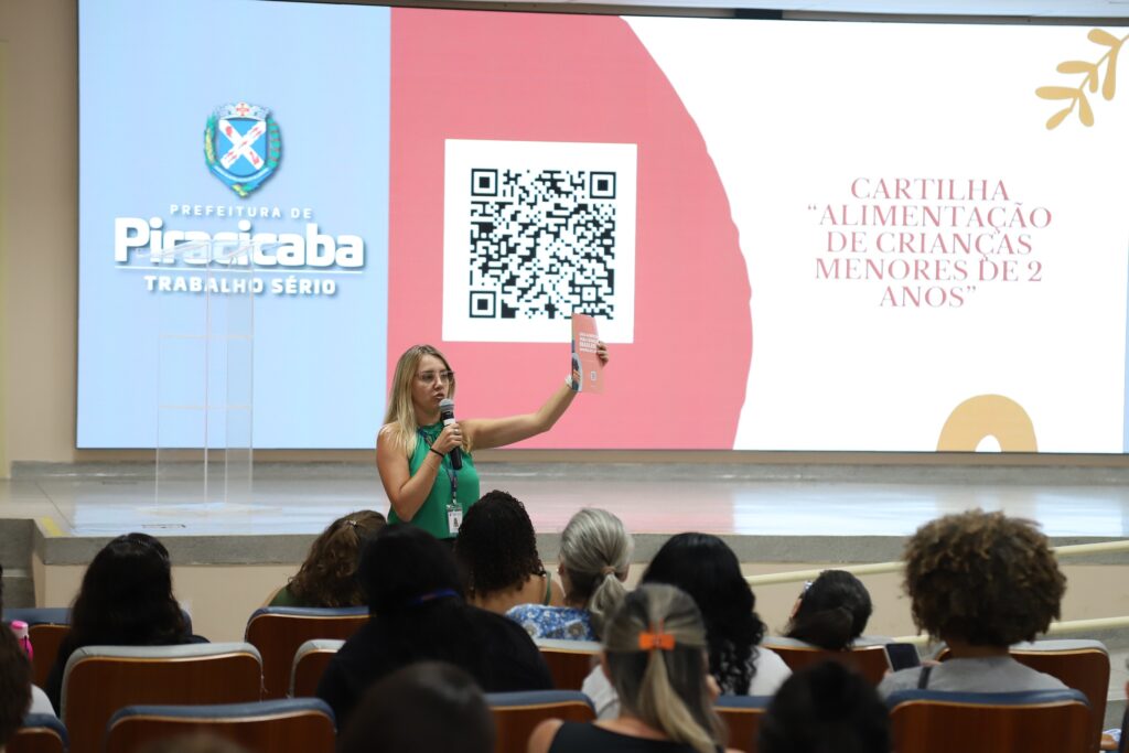 Andresa Mendes, nutricionista da CPAN, apresentou o conteúdo das novas cartilhas