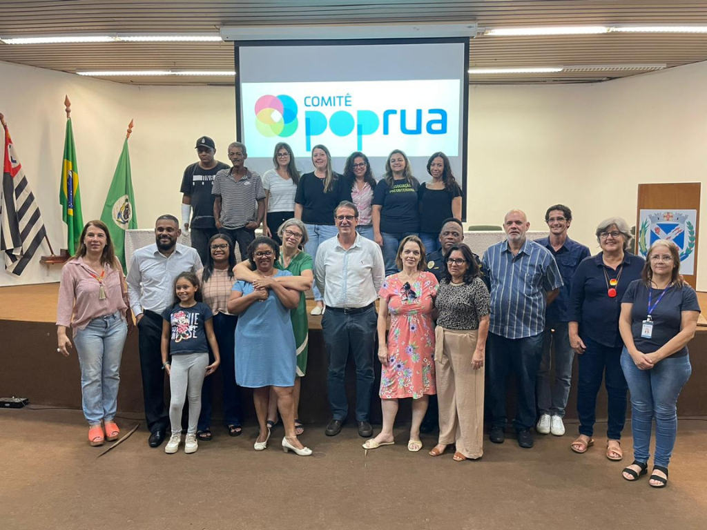 Na imagem, membros do Comitê Pop Rua em pé, reunidos com o prefeito Luciano Almeida