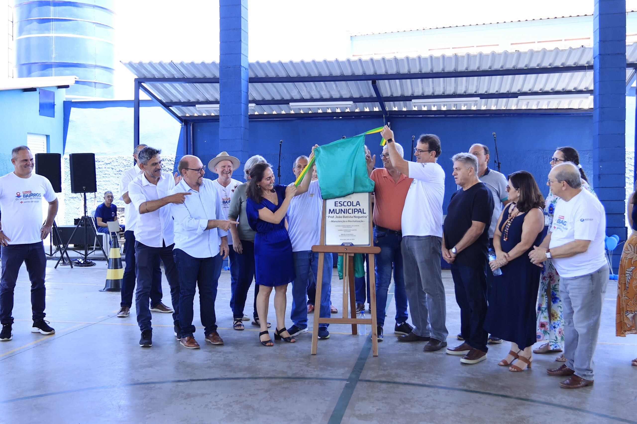 Autoridades fizeram o descerramento da placa de inauguração da reforma da EM Prof. João Batista Nogueira