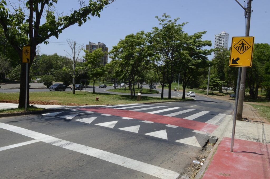 Avenida Dr. Paulo de Moraes com faixas brancas e vermelha