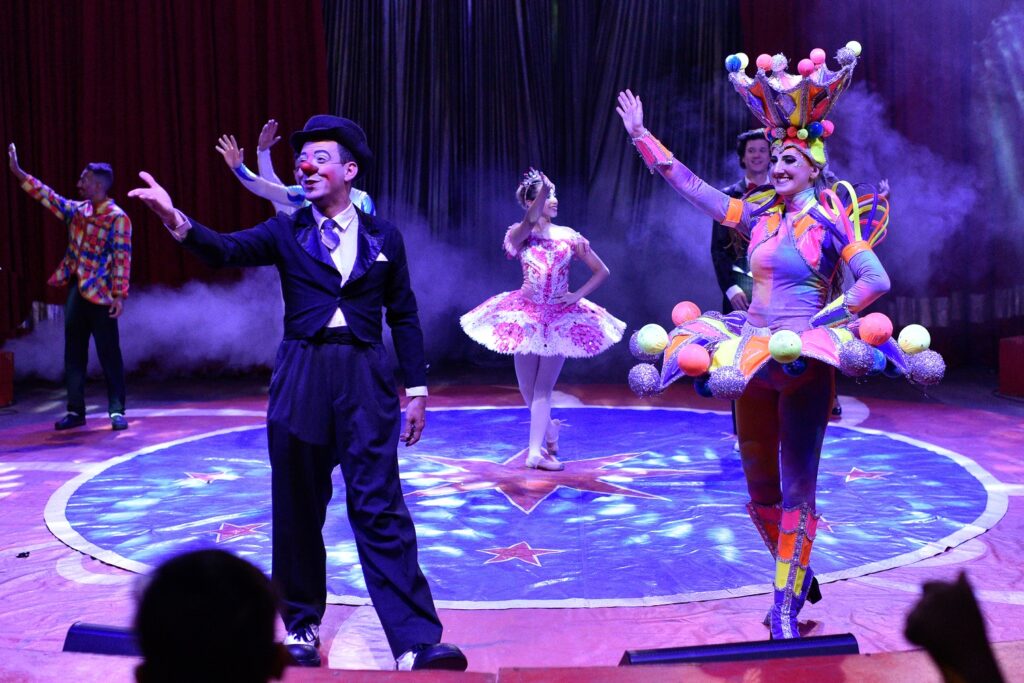 Circo Spacial encantou com muita mágica e malabarismo na lona Piolon