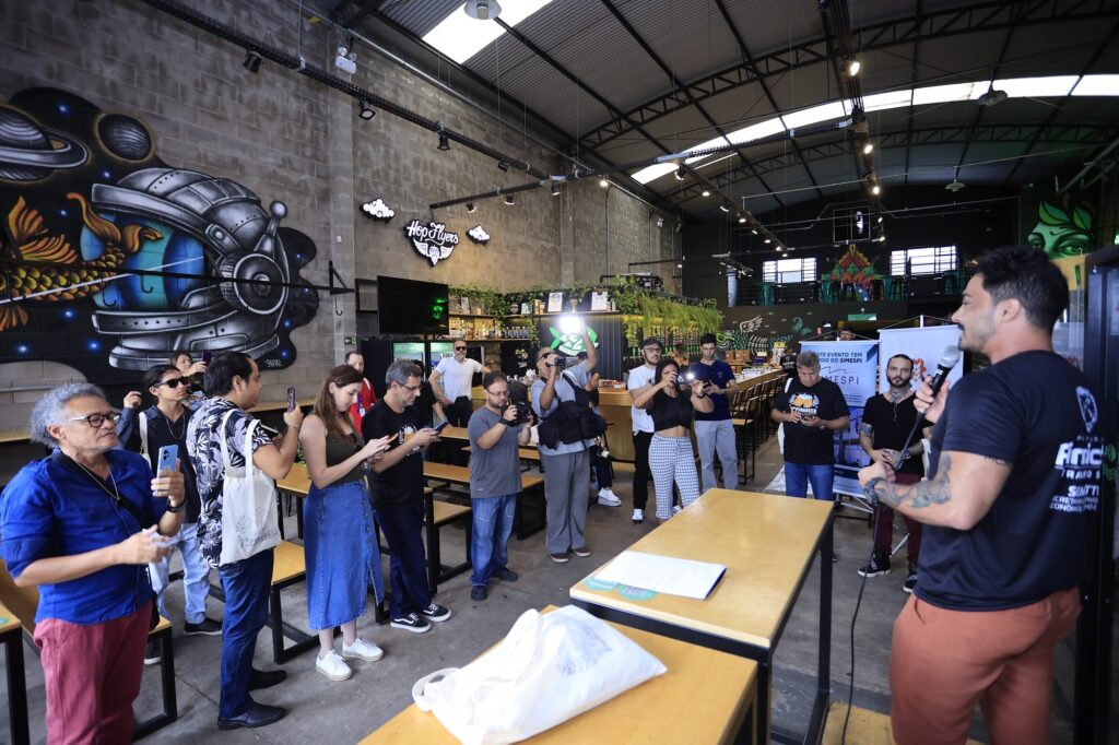 Grupo de pessoas no celular durante lançamento do 1ª Pira Beer - Festival de Cerveja Artesanal.