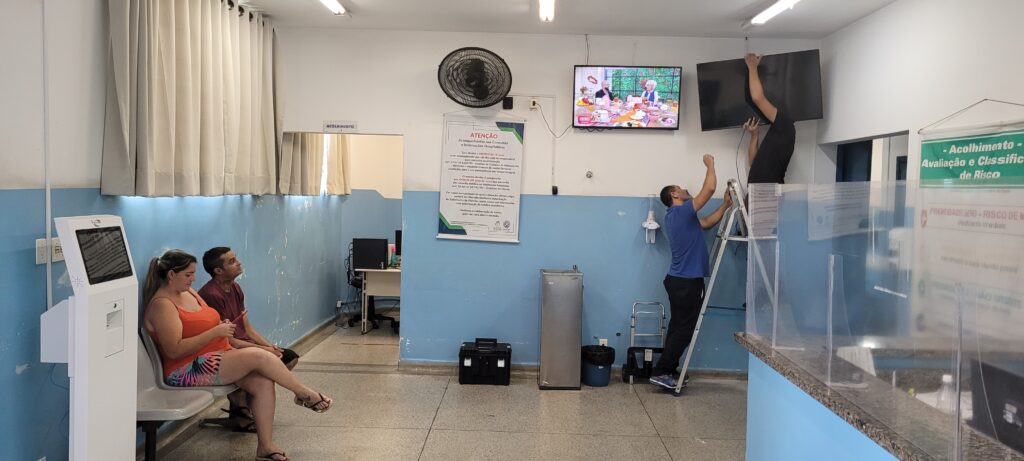 Equipamentos instalados por toda unidade permitem que o paciente acompanhe, em tempo real, seu atendimento dentro da COT