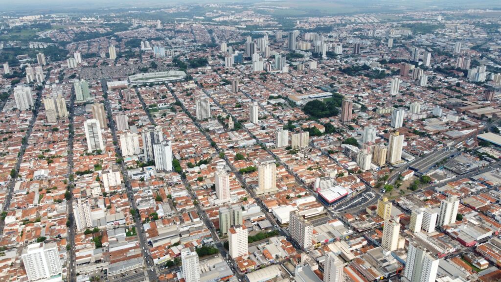 vista aérea de Piracicaba, com diversas casas e prédios