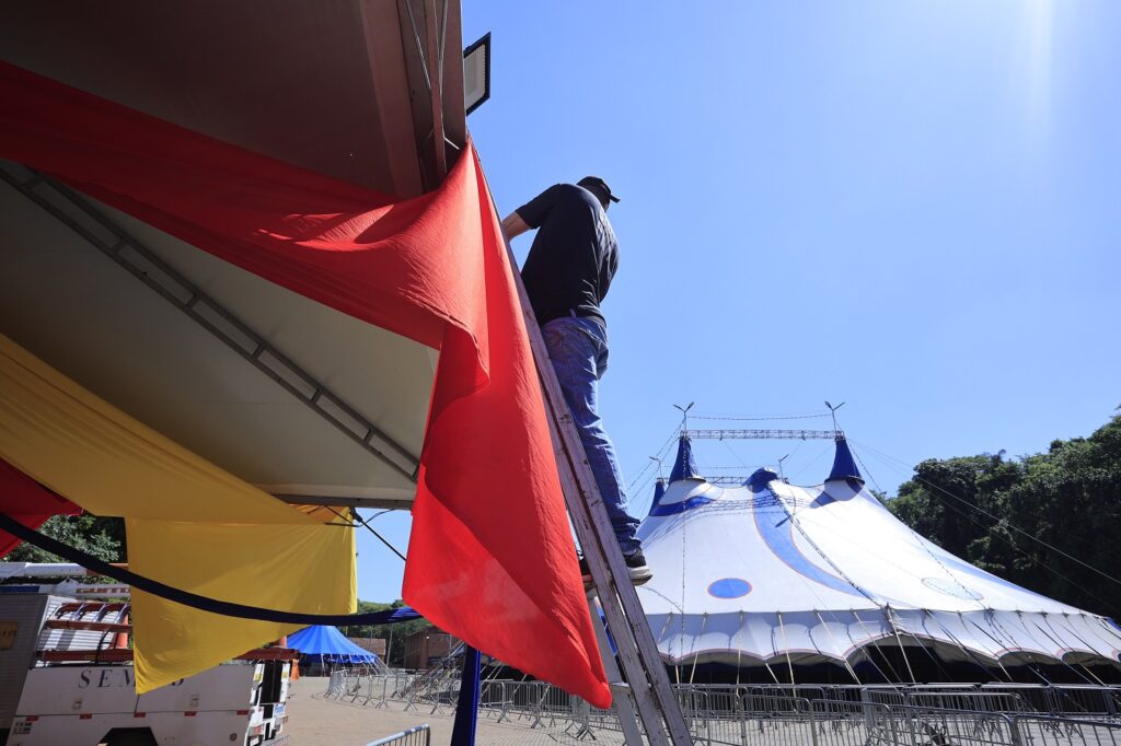 Montagem do festival de circo mobiliza mais de 70 pessoas, que trabalham manhã e tarde