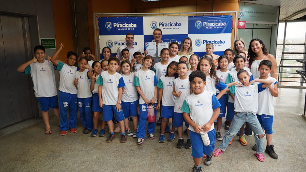 O prefeito Luciano Almeida recebeu a visita de alunos do 2º e 4º anos da Escola Municipal Professora Ada Buselli Neme, do bairro de Tanquinho