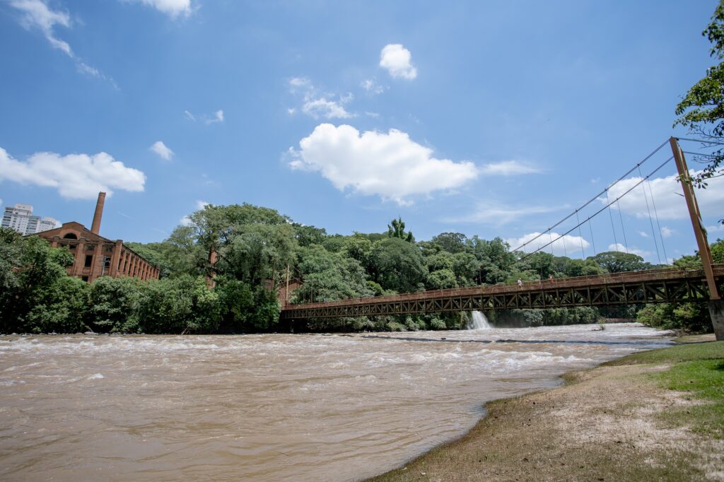 imagem do rio Piracicaba, passarela pênsil e Engenho Central