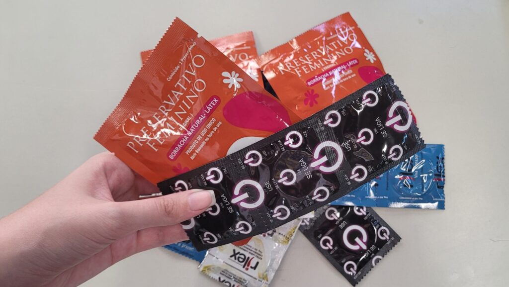 Preservativos masculino e feminino estão disponíveis gratuitamente na rede pública de saúde