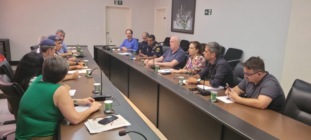 Representantes da prefeitura se reuniram com órgãos responsáveis pela ação Piracicaba Segura na sede da Acipi nesta segunda-feira, 13-11
