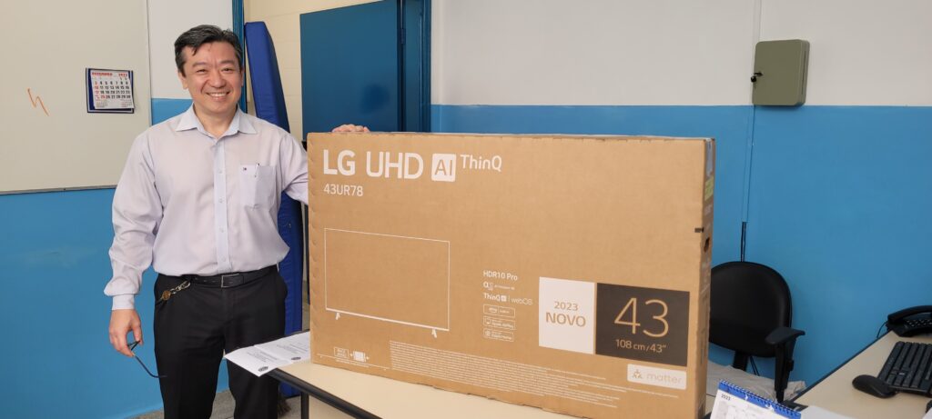 Secretário Douglas Koga recebeu os equipamentos na manhã desta quinta-feira