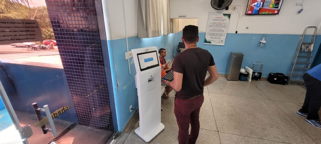 Totem para distribuição de senha eletrônica foi instalado na tarde de hoje