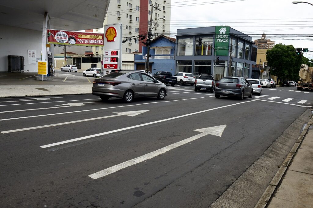 Avenida Dona Francisca com sinalização reforçada.
