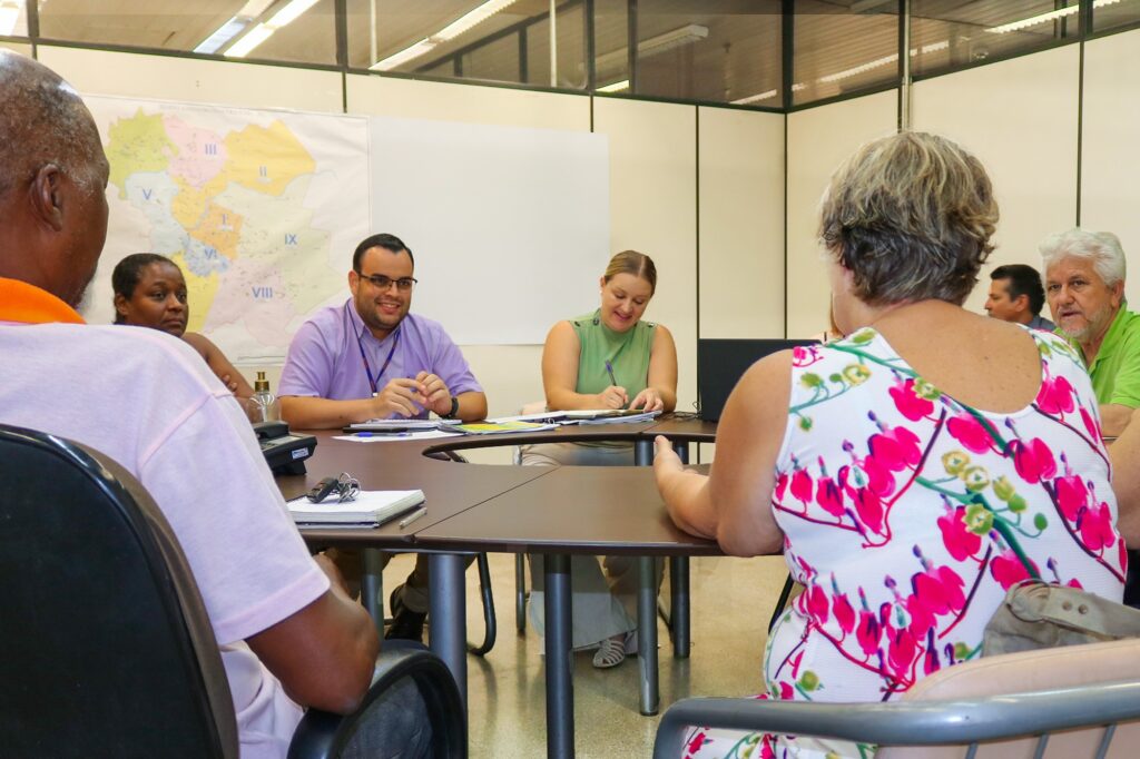 A secretária de Governo, Tássia Espego, ao centro, anota as sugestões.