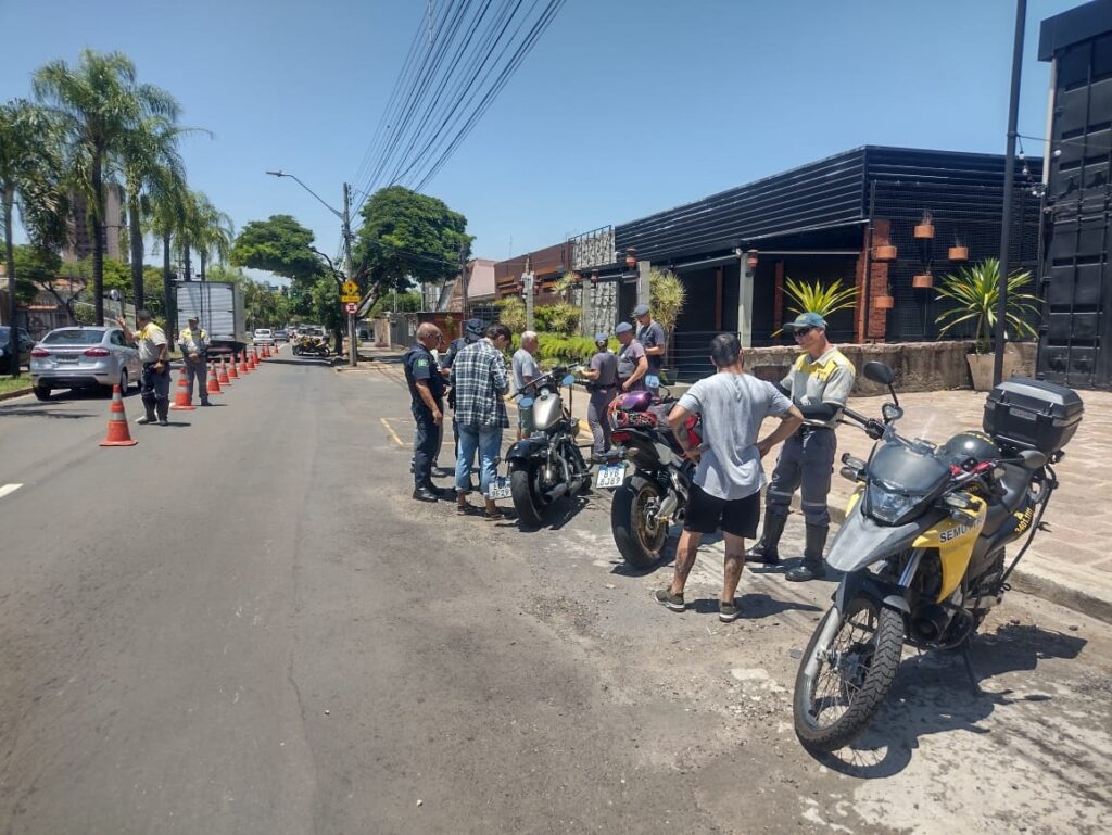 homens fiscalizando motos