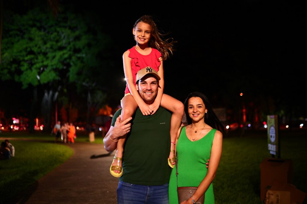 Adriano Davanzi, com a esposa e a filha, se divertiram no Natal Luz e Magia