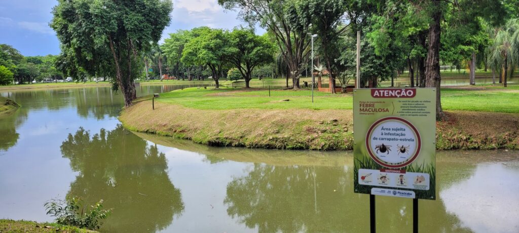 placa informativa na lagoa sobre febre amarela