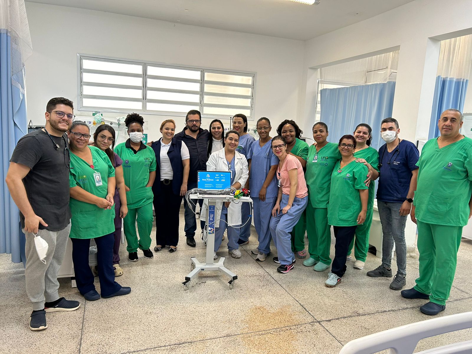 servidores da UPA posam para foto ao lado do novo aparelho recebido junto ao projeto de boas práticas