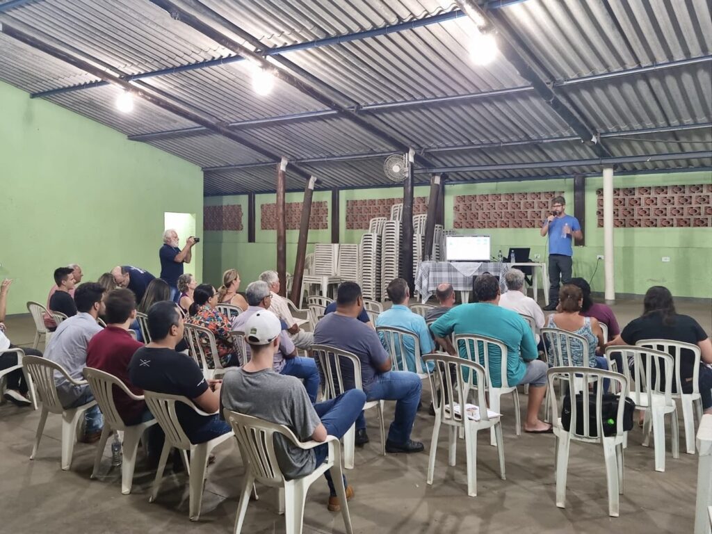 Produtores de uva assistem palestra sobre vinificação, no Centro Comunitário do bairro Santana