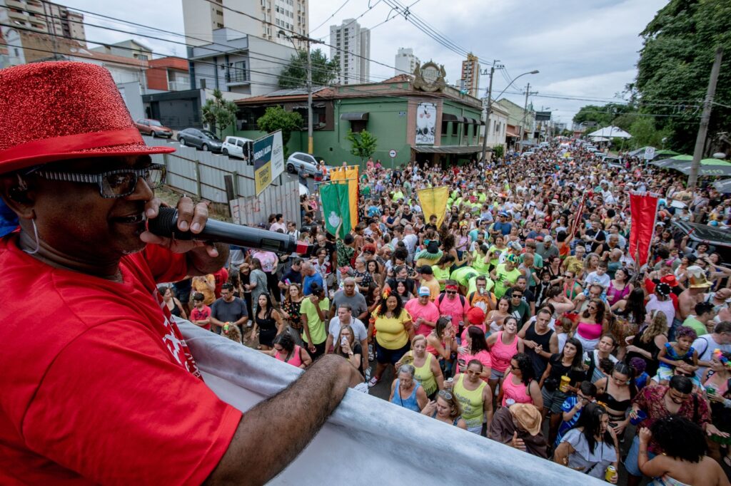 Cordão do Mestre Ambrósio reuniu centenas de pessoas no sábado de carnaval desde ano