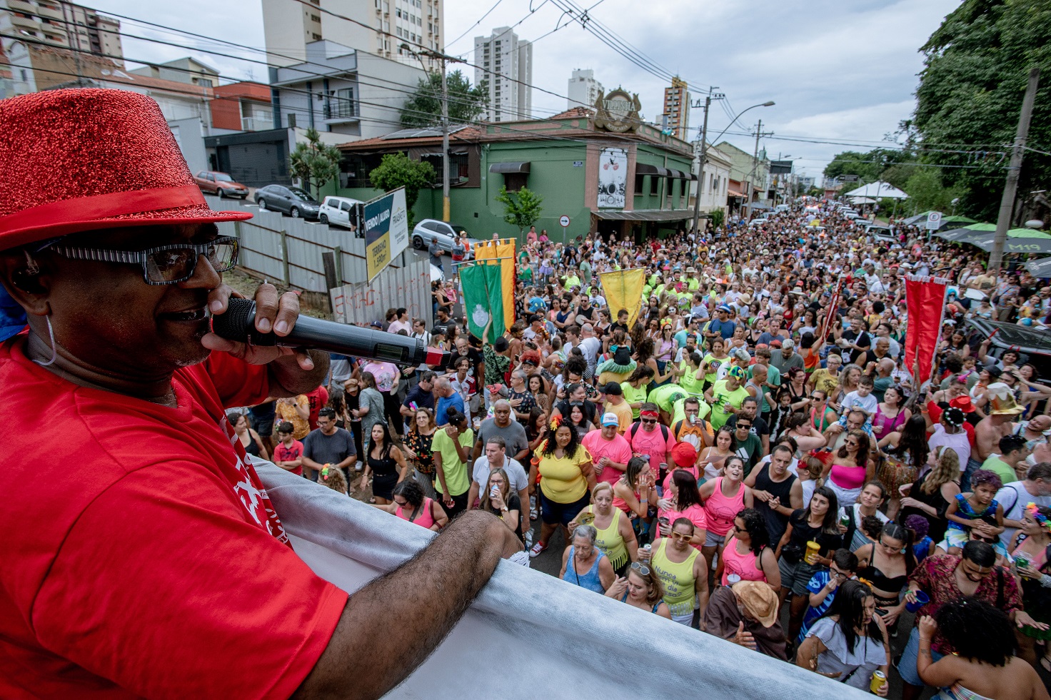 Cordão do Mestre Ambrósio reuniu centenas de pessoas no sábado de carnaval desde ano