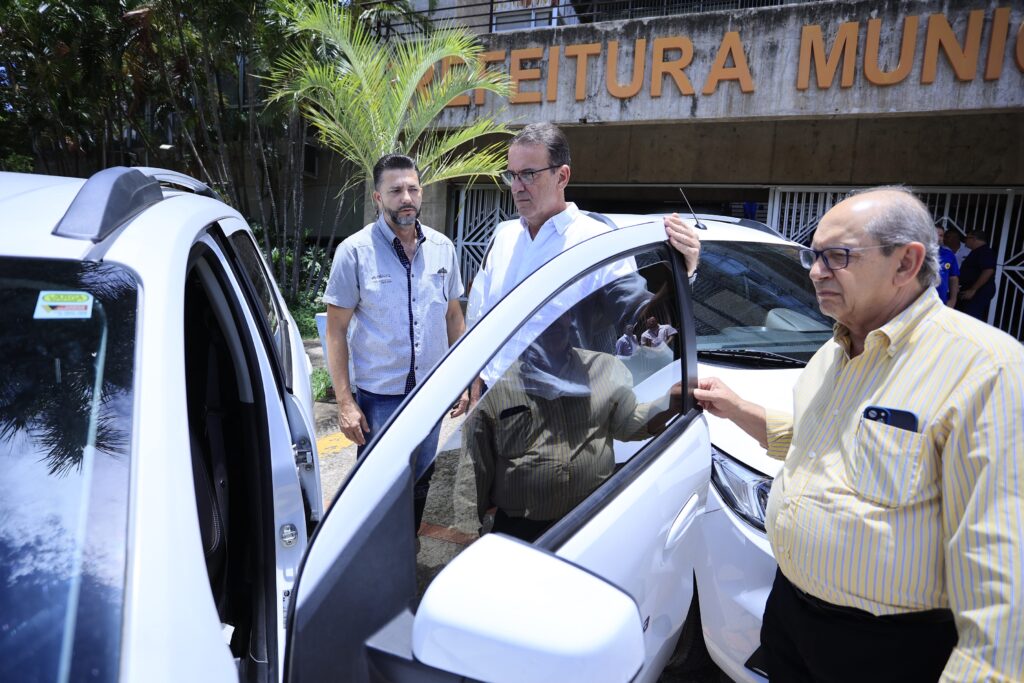 Donisete, do Sitss, mostra os novos veículos ao prefeito Luciano Almeida e ao subsecretário de Saúde, Augusto Muzilli Junior