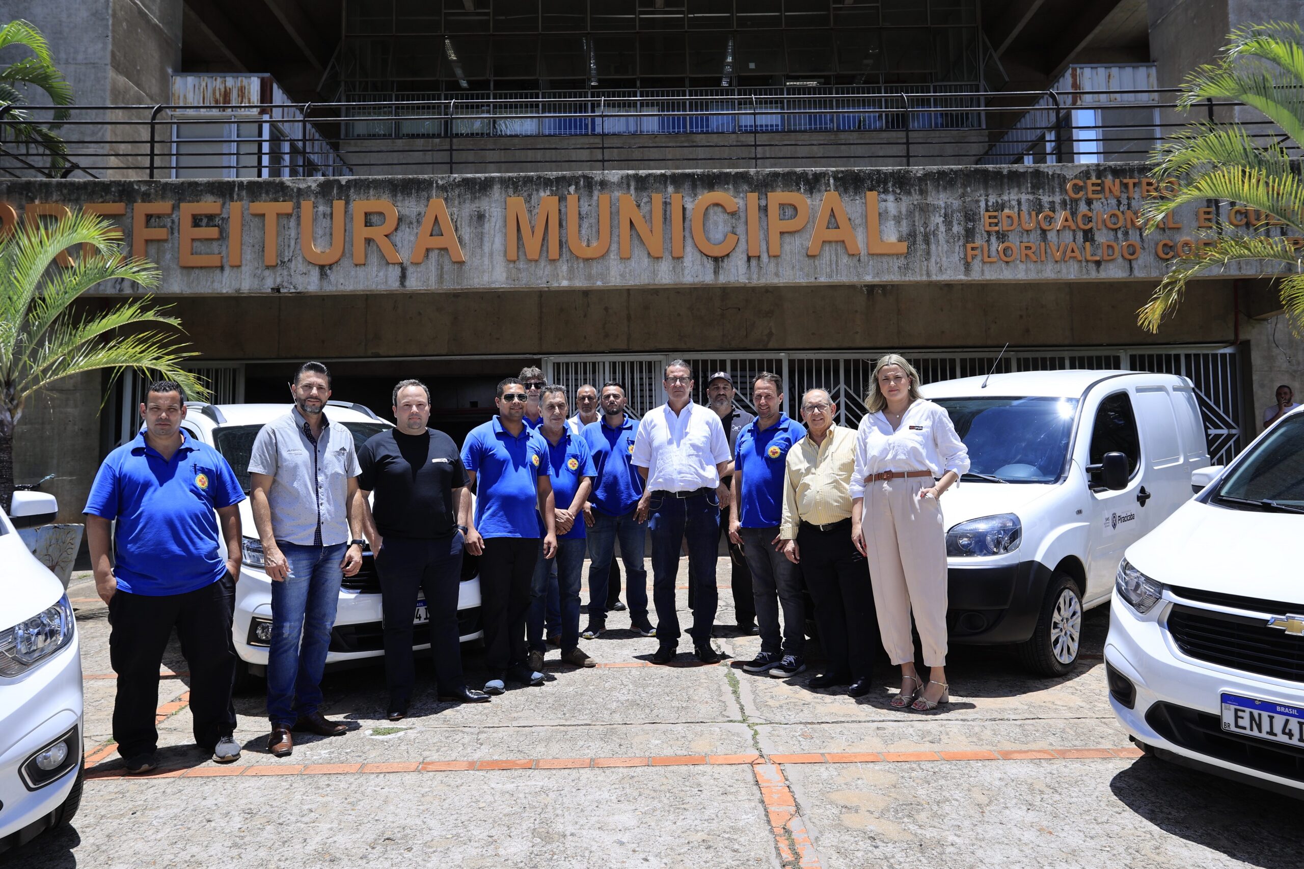Entrega dos veículos aconteceu na manhã de hoje, em frente ao prédio do Centro Cívico