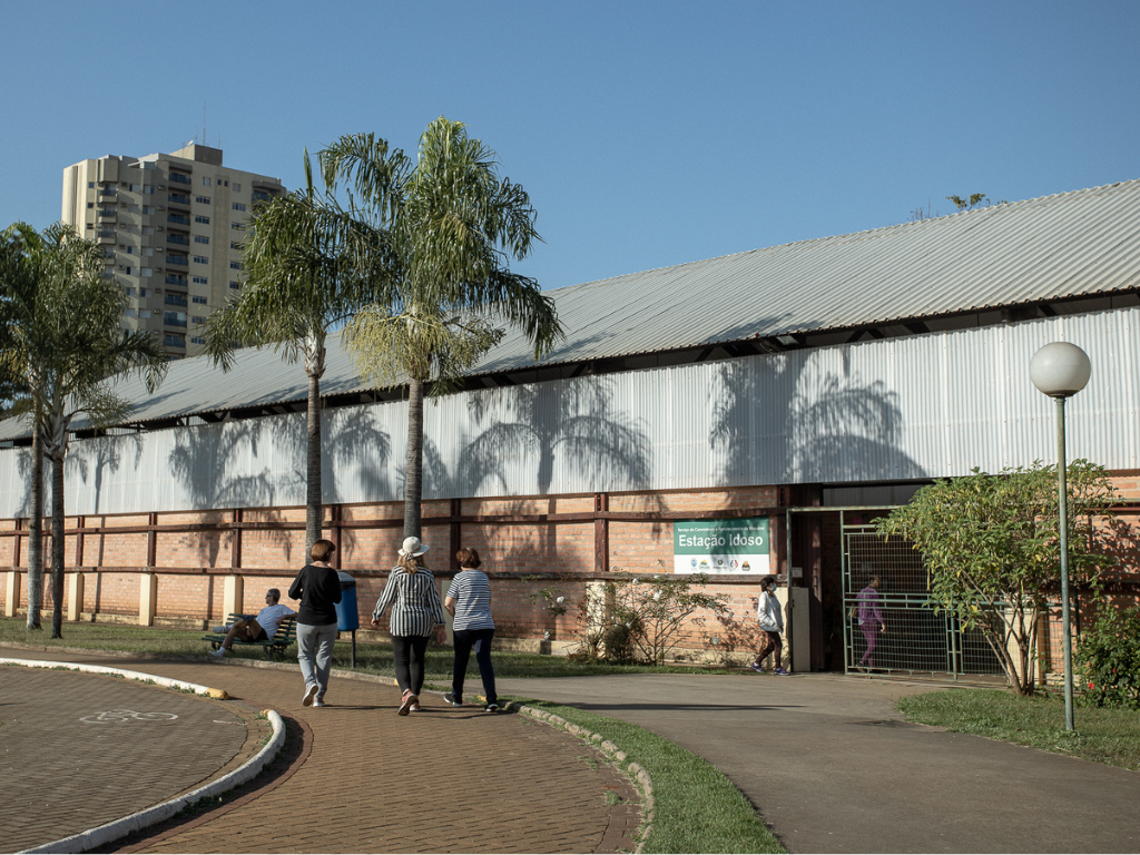 Ao fundo, barracão da Estação Idoso