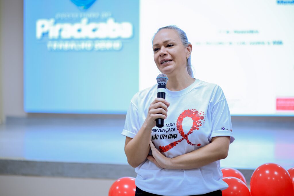 Karina Corrêa, coordenadora do Programa Municipal de IST-Aids e do Cevisa, vai a Brasília-DF receber a certificação em nome da Prefeitura de Piracicaba