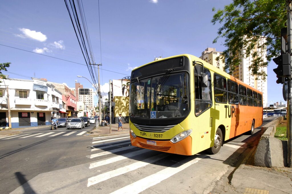 ônibus em avenida da cidade