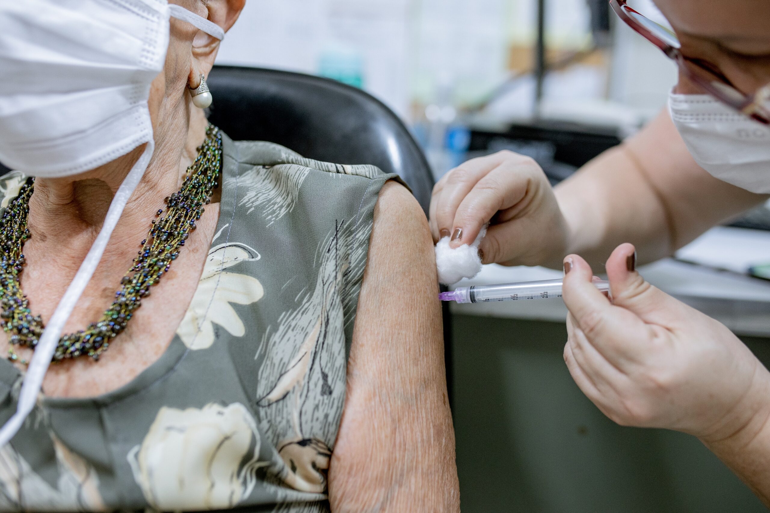 Nova dose está liberada para idosos acima de 60 anos e imunossuprimidos a partir dos 12 anos