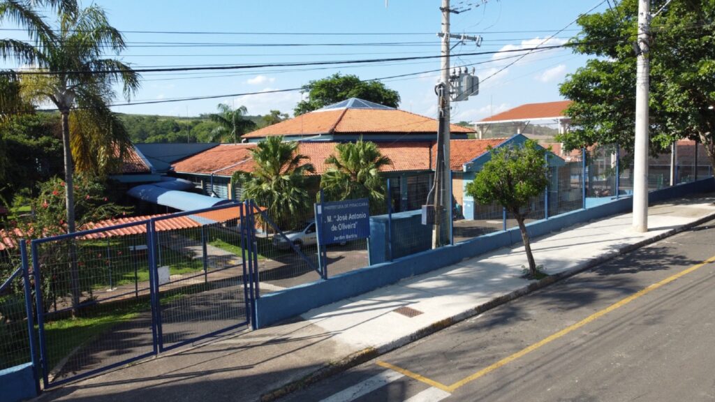 Escola Municipal José Antônio de Oliveira, na cor azul, no Jardim Bartira