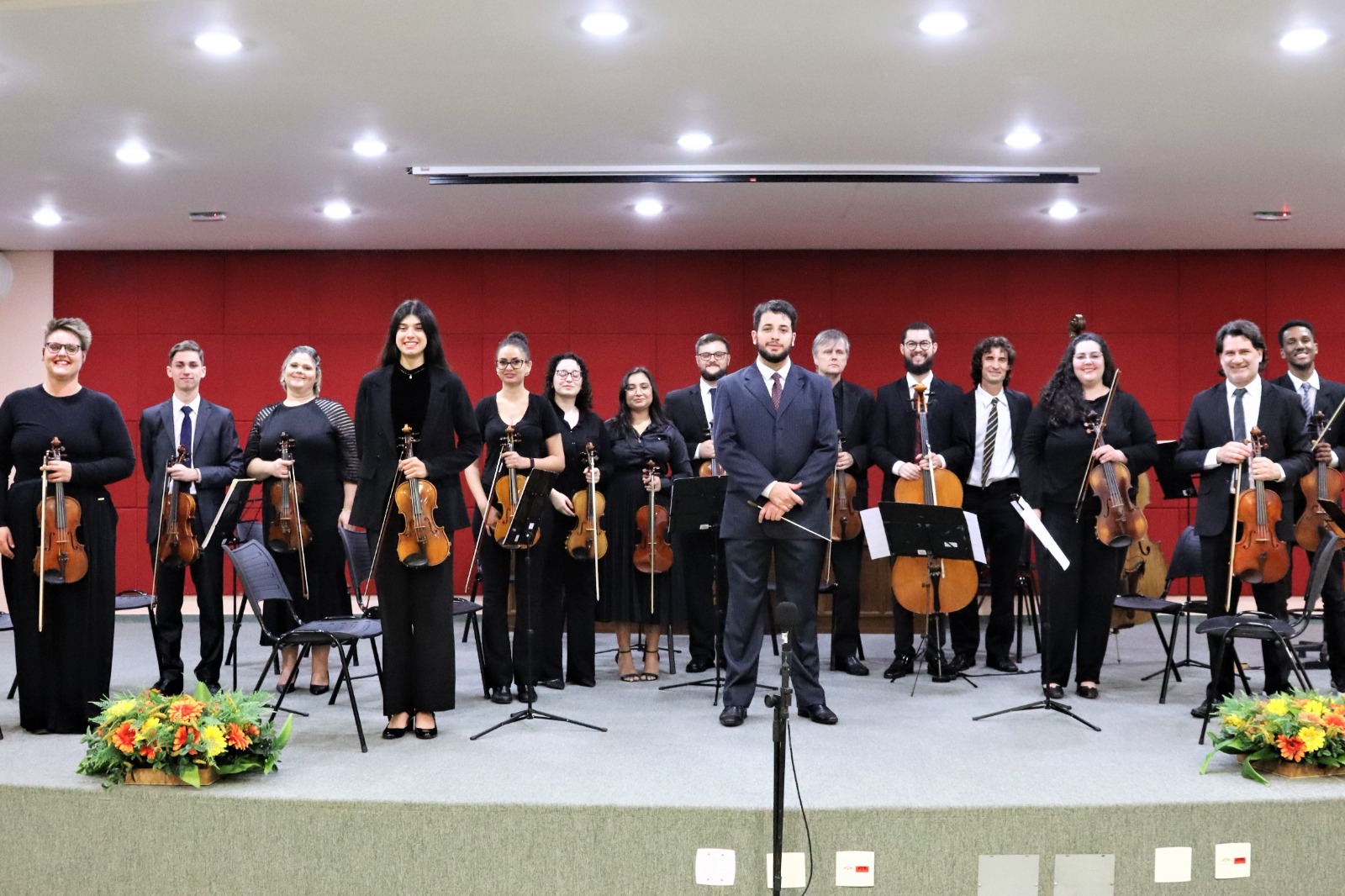 O concerto apresenta duas músicas alusivas ao Natal, além de peças do barroco e do moderno