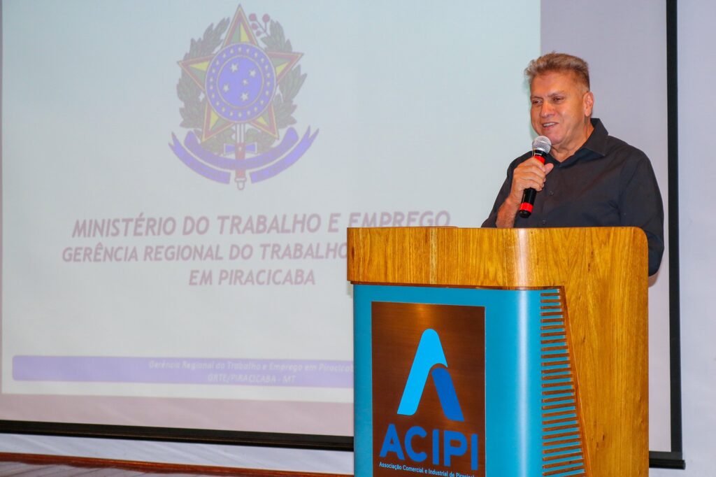 Secretário de Desenvolvimento, José Luiz Ribeiro, de camisa escura, fala ao microfone.