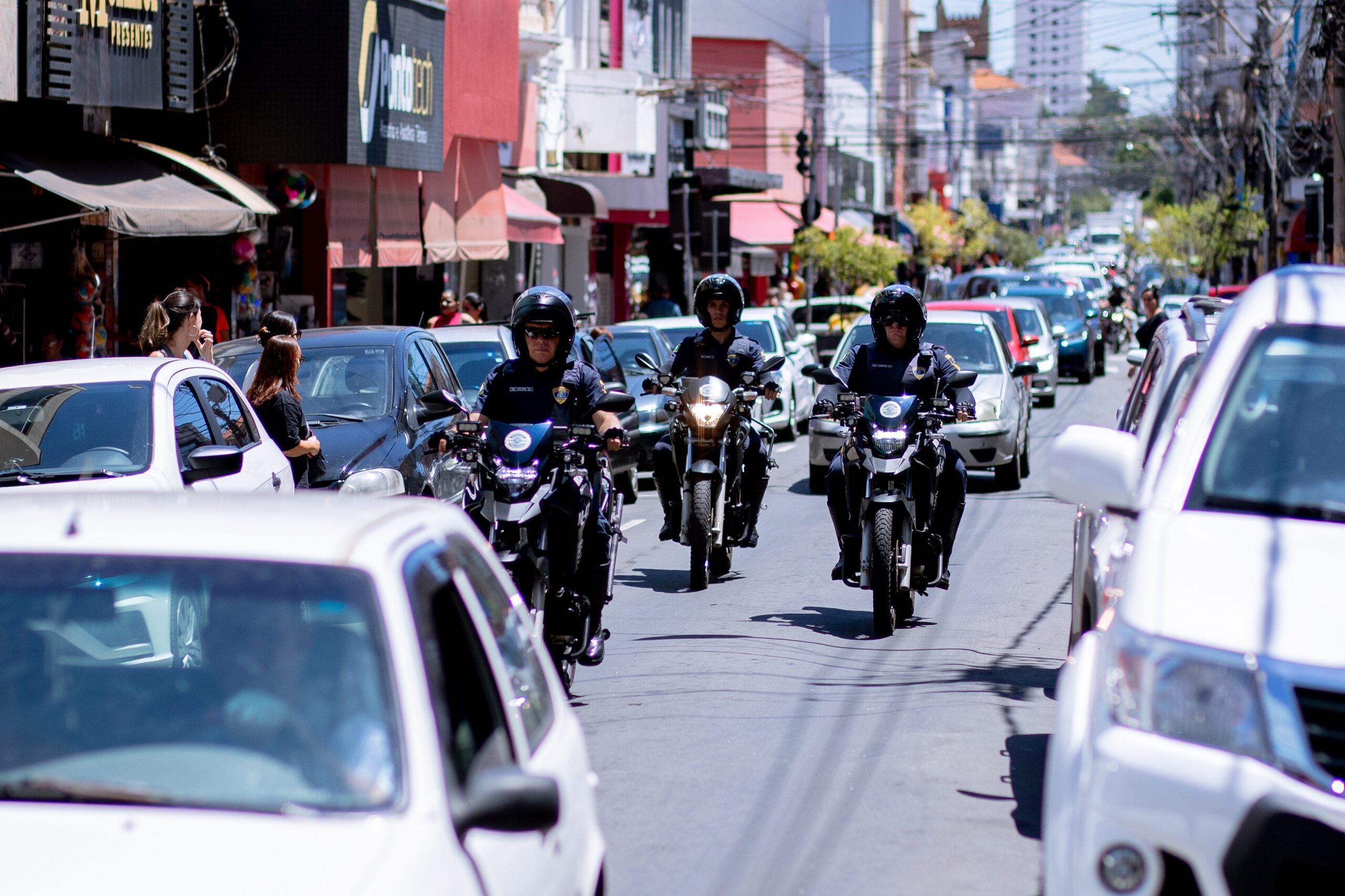 Oficiais da GC na patrulha de motos e carros estão nas ruas para garantir maior segurança a população