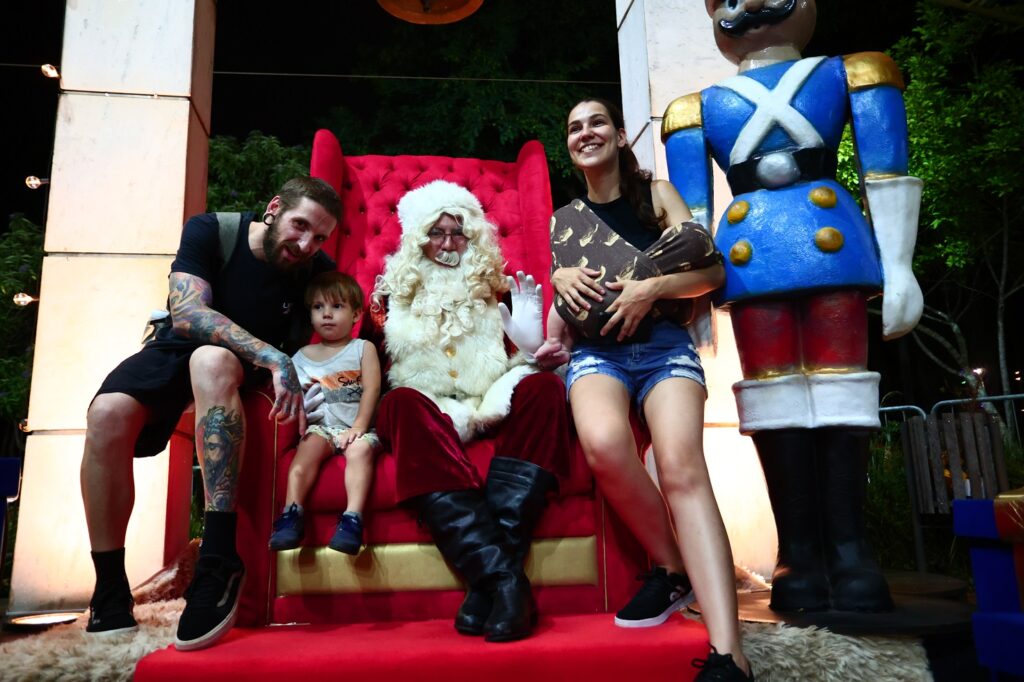 Papai Noel recebe famílias no Parque da Rua do Porto