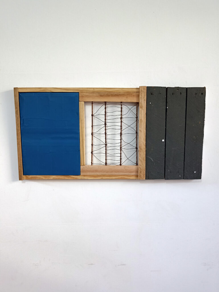 Sem Titulo, Dá serie - Esquinas que me dobram - 2023 - 42,05 x 85 x04 cm - Madeira, arame, lata, tinta látex, ferro e parafuso