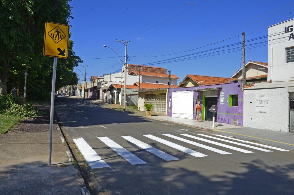 Faixa de pedestre com pintura reforçada na avenida Miguel Caparróz.