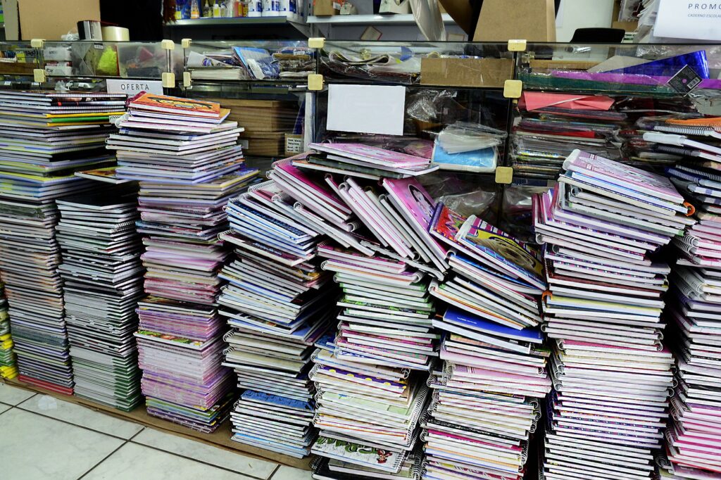 Pilha de cadernos expostos em estabelecimento.
