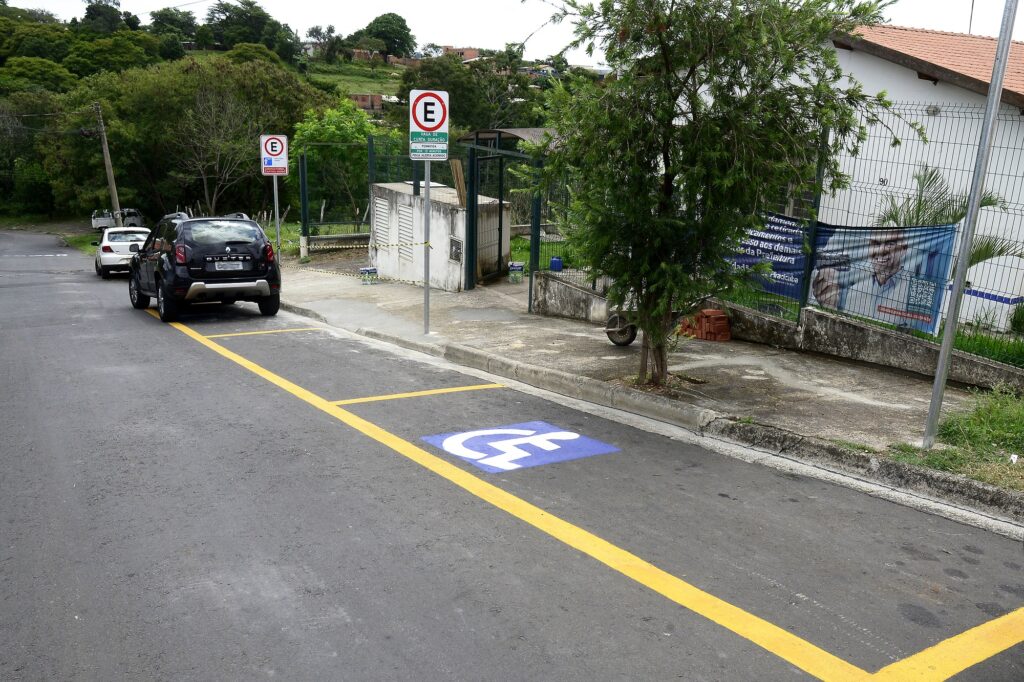 Sinalização de vagas de estacionamento e para pessoas deficientes receberam reforço na sinalização.
