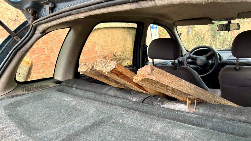 Imagem interna do automóvel apreendido mostra madeiras e folhas que estavam sendo descartados em local proibido