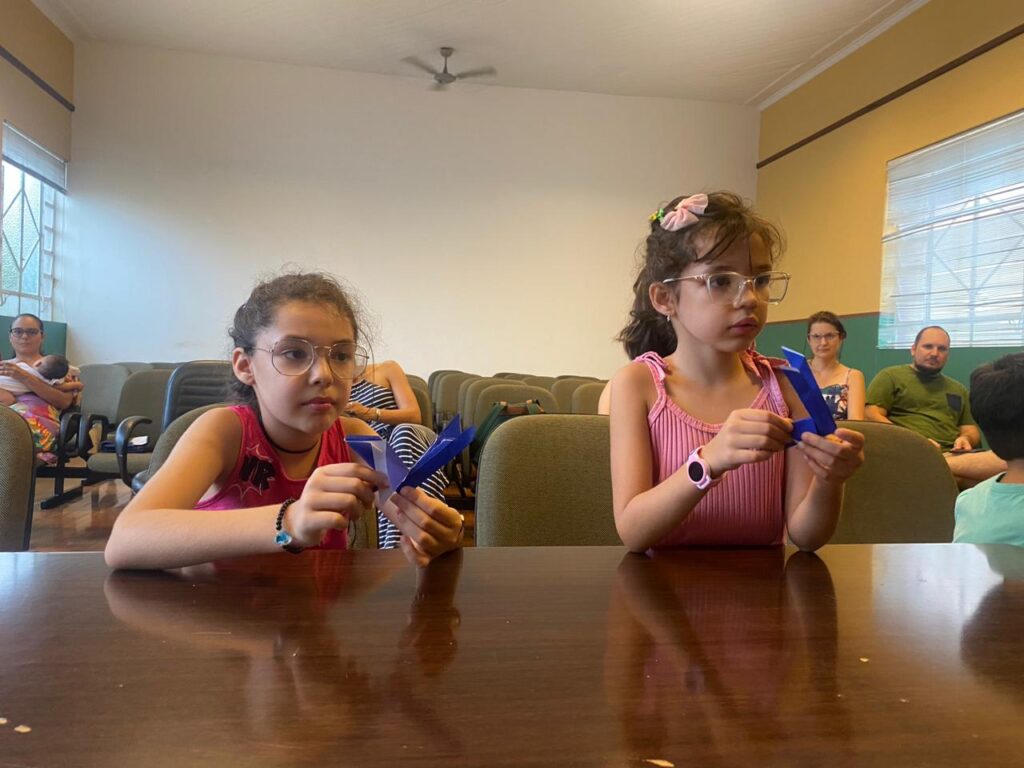 As irmãs Paula Lima Afonso, de 8 anos, e Luísa Lima Afonso, de 6 anos, se divertiram na oficina