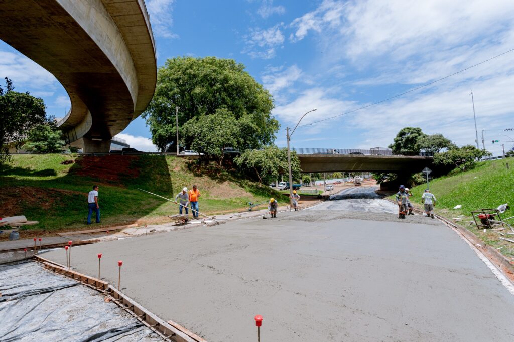 imagem de via com concreto